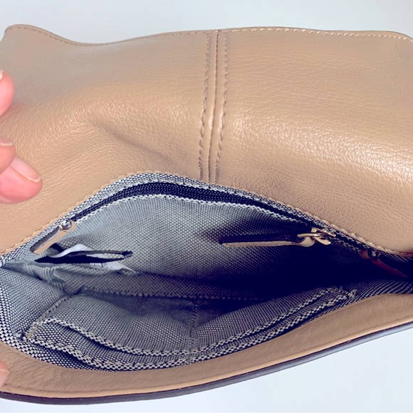 PRELOVED VINCE CAMUTO CROSSBODY GOLD CHAIN - Picture 7 of 8